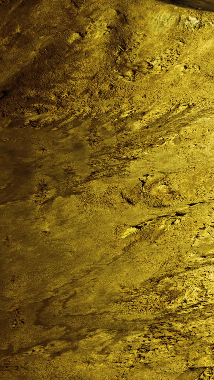 Textura dorada con patrones en una superficie bajo luz natural