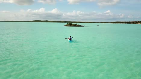 kayakista remando en el océano frente a la costa de providenciales en el archipiélago de las islas turcas y caicos-1