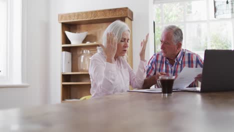 Una-Pareja-De-Ancianos-Estresada-Con-Una-Computadora-Portátil-Revisando-Las-Finanzas-En-Casa