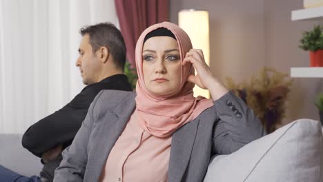 Das-Muslimische-Paar,-Das-Sich-Gegenseitig-Beleidigt,-Redet-Zu-Hause-Nicht.