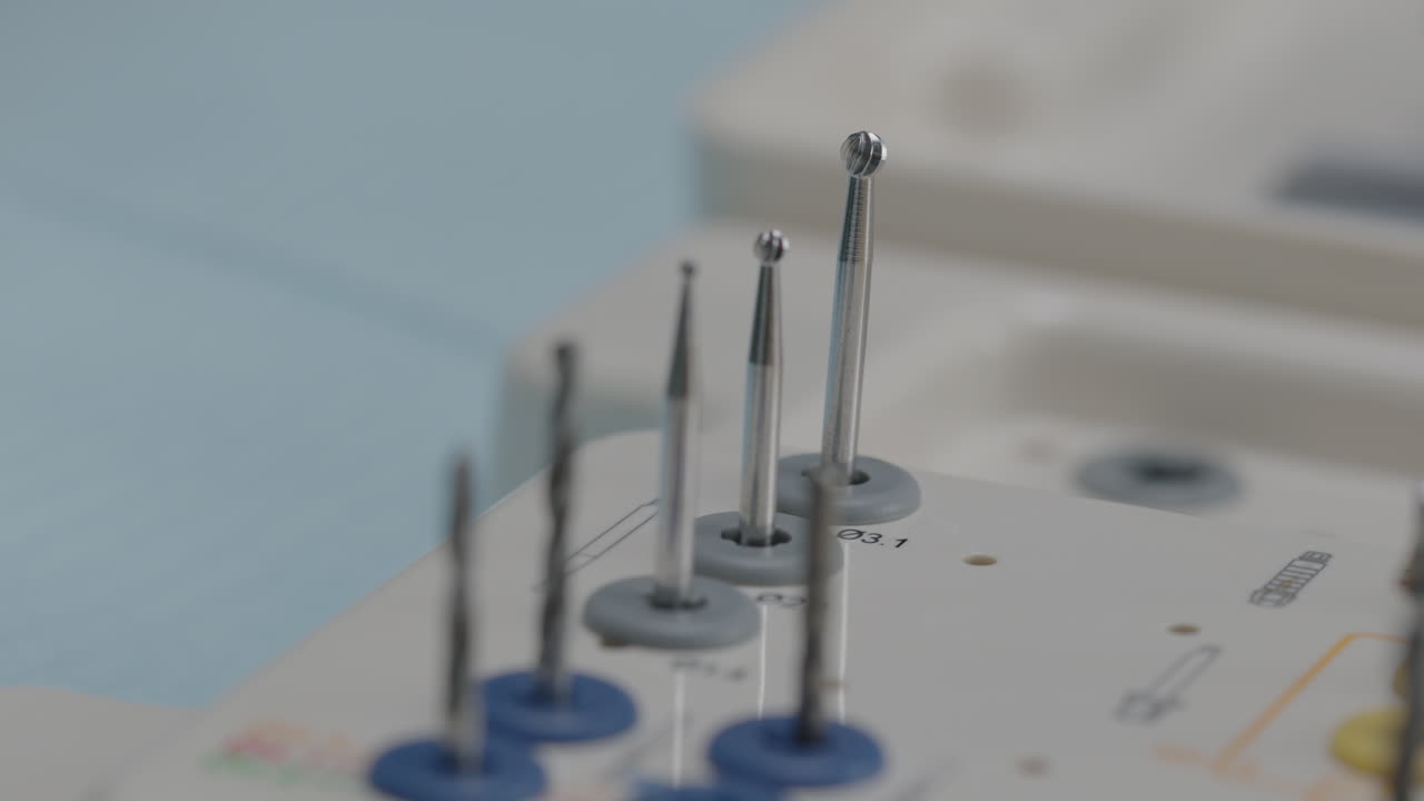 un primerísimo plano en el kit de instrumentos de prótesis dental