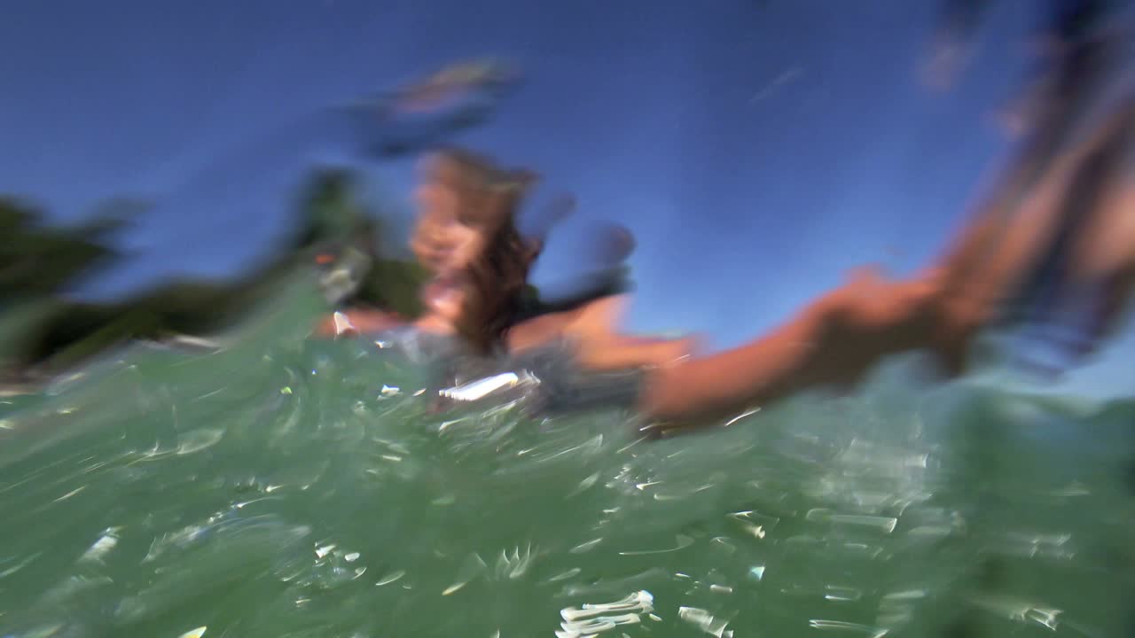 소녀는 고무 반지 위에서 바다에서 수영합니다.