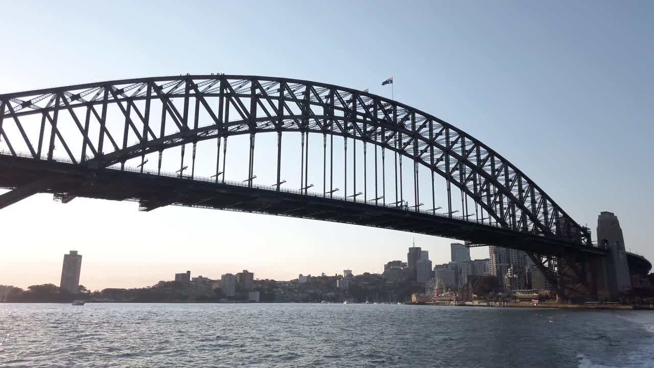 Sydney Harbour Bridge al tramonto in Australia - inquadratura ampia