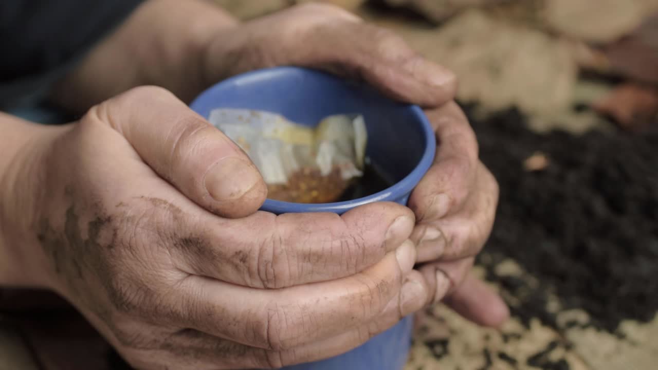 뜨거운 음료를 마시고 있는 더러운 차가운 손