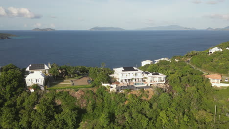 aerial: mansiones de finca adinerada en la cresta de la cumbre de st. thomas usv