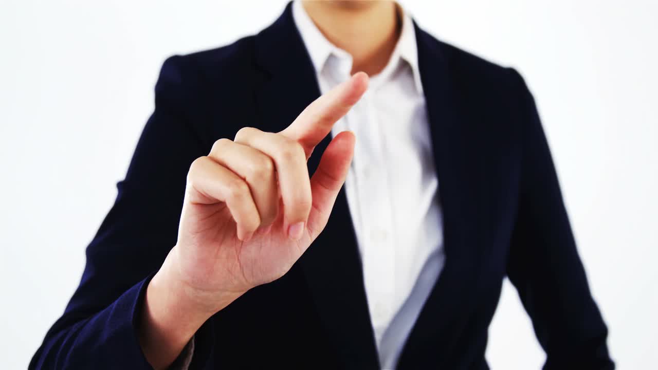 사업가 여성의 중간 부분이 몸짓을 하고 있습니다.