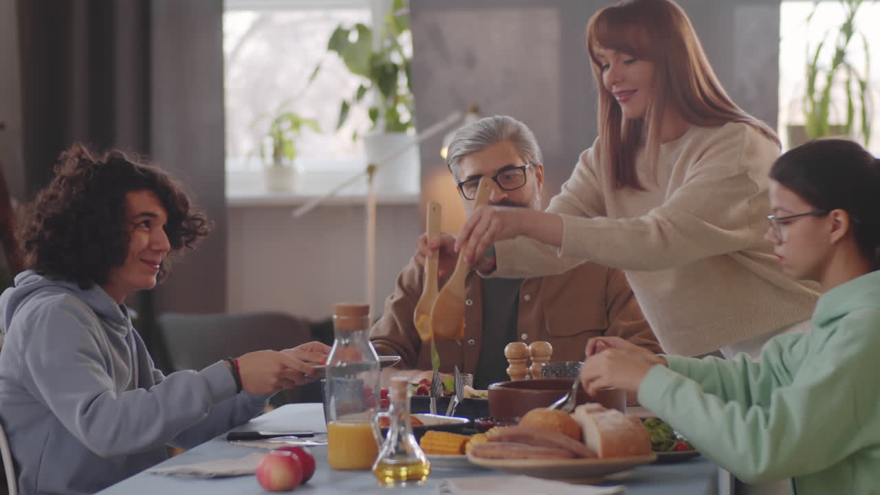 어머니 는 집 에서 가족 에게 저녁 식사 를 제공 한다