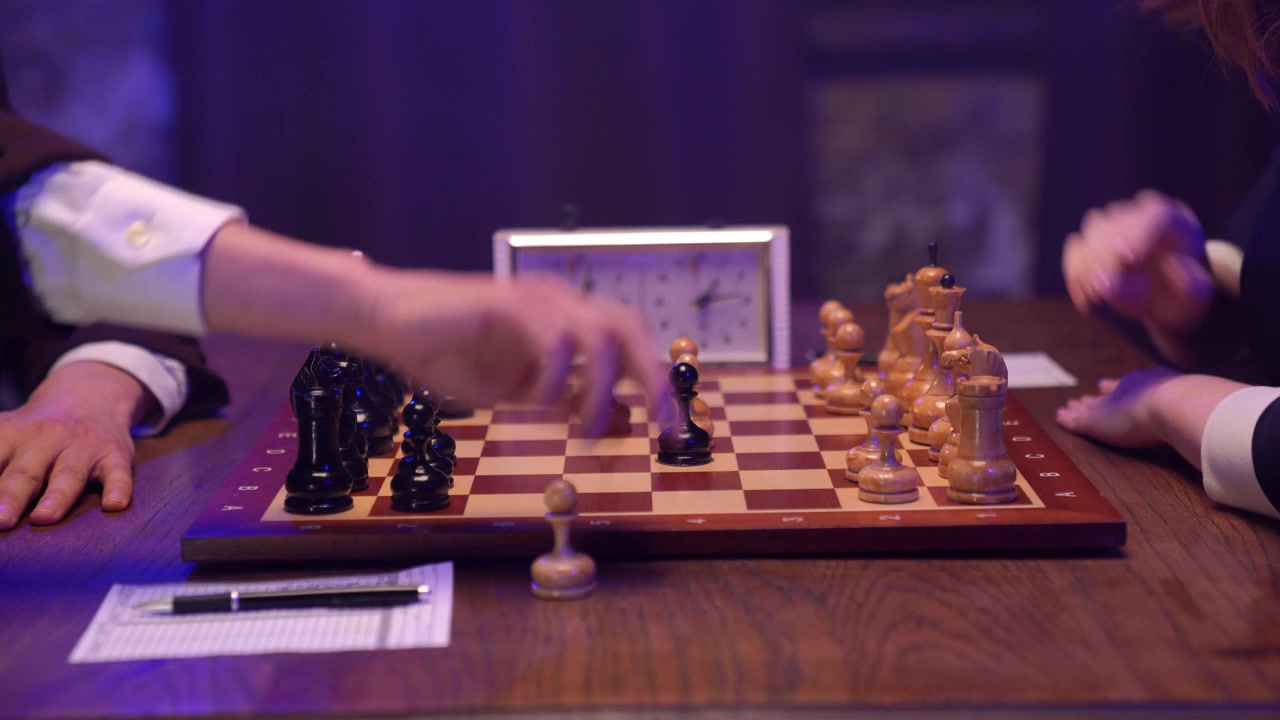 Primo piano di giocatori di scacchi che muovono i pezzi durante una partita