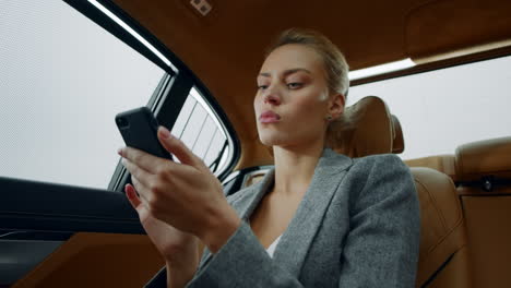 Retrato-De-Mujer-Sentada-Con-El-Asiento-Trasero-Del-Teléfono.-Mujer-Usando-Un-Teléfono-Inteligente-En-El-Auto