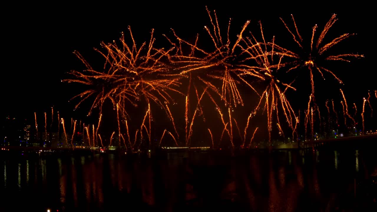 아부다비에서 4k 및 30fps의 수역 위에서 1분 동안 놀라운 불꽃놀이가 펼쳐집니다.