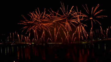 1 minute of amazing fireworks display at abu dhabi on top of a body of water in 4k and 30 fps