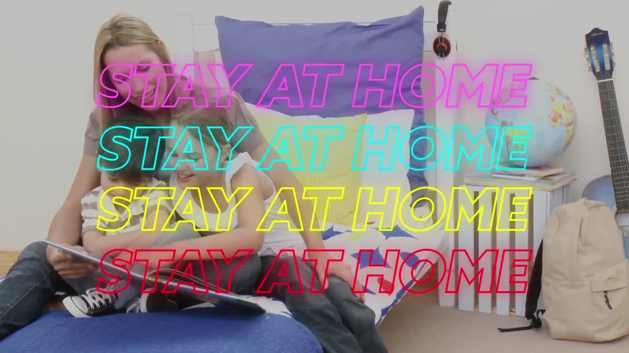 다채로운 네온 단어의 네 줄의 애니메이션은 집에 머무르며 백인 여성이 책을 읽고 있습니다.