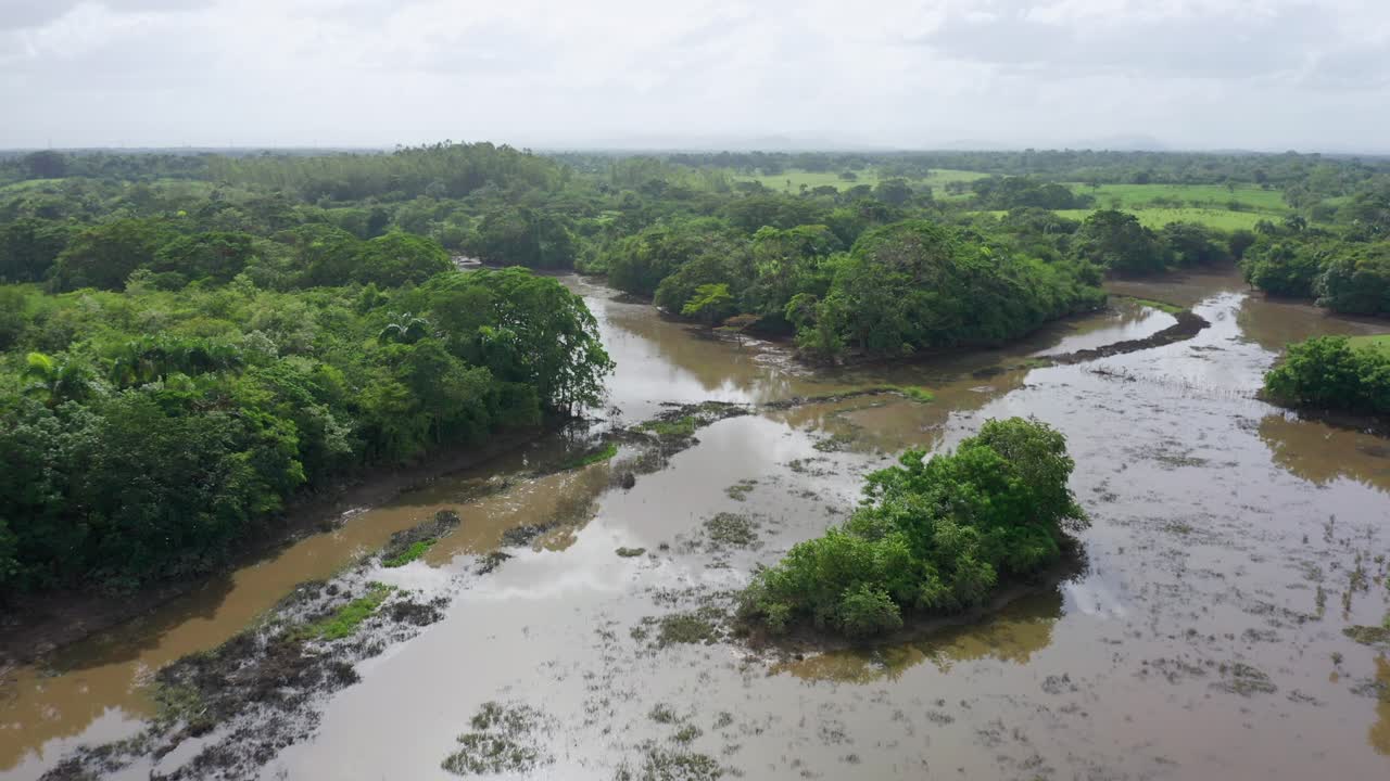 vuelo a baja altura con vistas a las inundaciones provocadas por la tormenta laura en la zona de los humedales de ozama, tomada con un drone