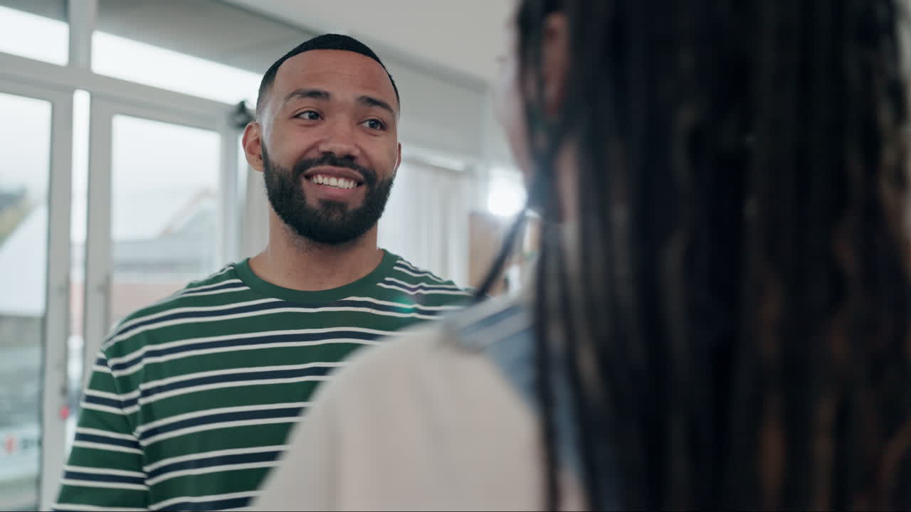 feliz, pareja y bailando en casa con amor