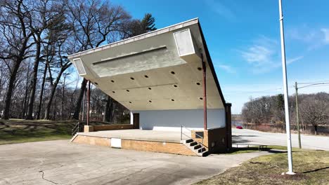 un teatro exterior están en un parque local