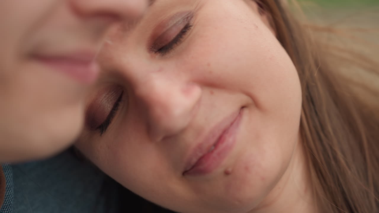 여성이 사랑하는 사람과 함께 평화로운 야외에서 고요한 시간을 보내고 있어요. 온화한 여성이 사랑하는 사람과 함께 공원에서 평화롭게 휴식을 취하고, 한 여인이 파트너와 조화롭게 어우러져 고요한 야외에서 부드럽게 몸을 기대고 있네요.