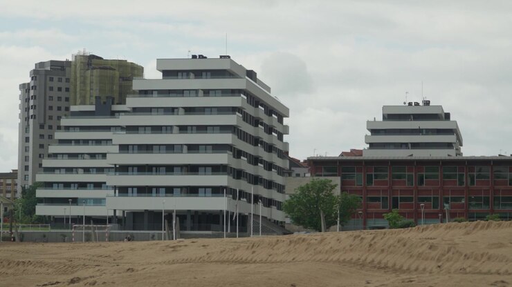 Edifícios de apartamentos modernos à beira-mar junto à arenosa Praia El Arbeyal na Espanha.