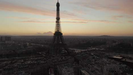 Imágenes-Aéreas-De-La-Famosa-Atracción-Turística-En-La-Metrópolis-Europea.-Torre-Eiffel-Cerca-Del-Río-Sena.-París,-Francia