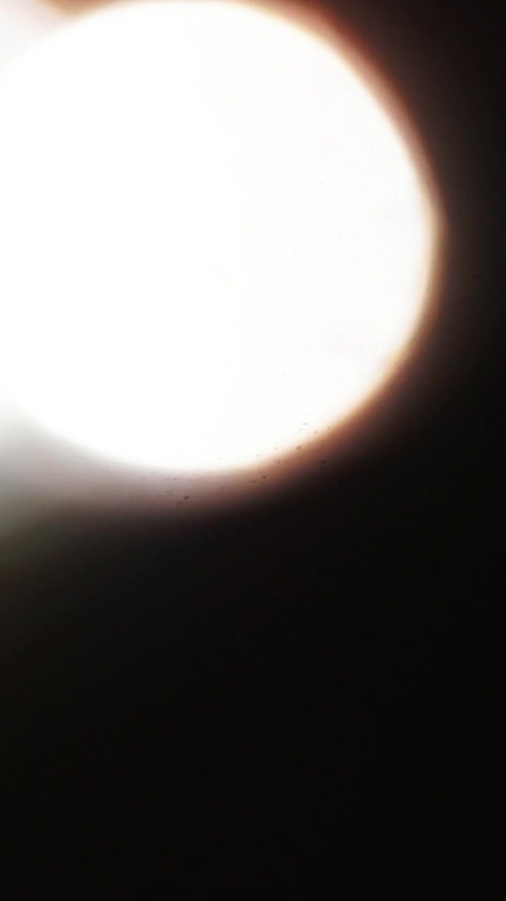 Sol Brilhante Brilhando em um Céu Escuro