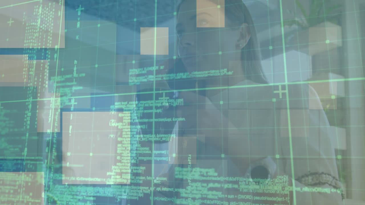 animación del procesamiento de datos sobre una mujer caucásica que usa un teléfono inteligente