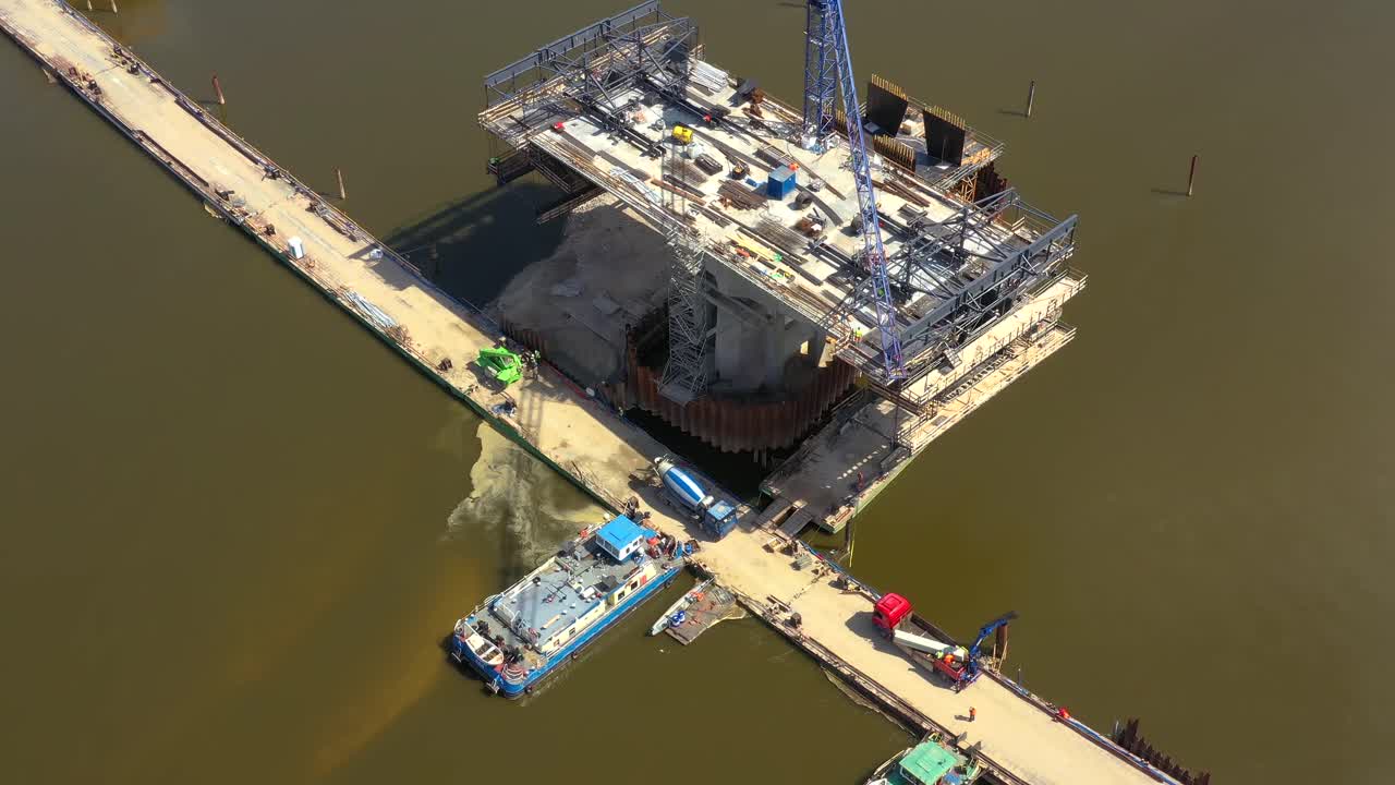 construcción de un nuevo puente sobre el río