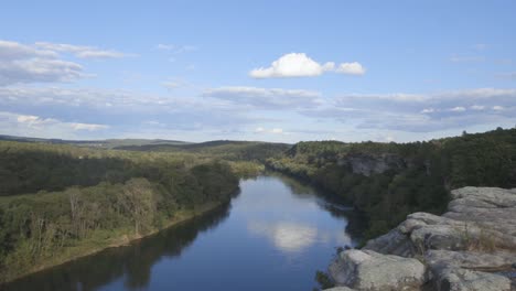 Vista-Del-Río-Blanco-Cerca-De-Calico-Rock-Vista-Del-Río-Arkansas-Desde-Un-Alto-Acantilado-Mirando-Hacia-Abajo-Panorámica-Del-Río