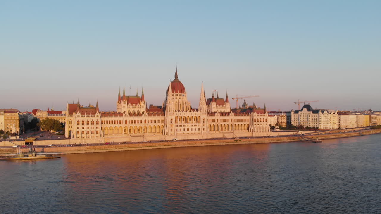Veduta aerea del Parlamento Ungherese al tramonto, Budapest, Ungheria.