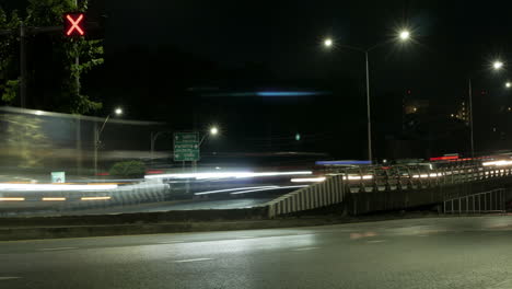 Hiperlapso-De-Tráfico-Congestionado-En-Una-Vía-Muy-Transitada-En-El-Centro-De-La-Ciudad-De-Bangkok,-En-Tailandia.