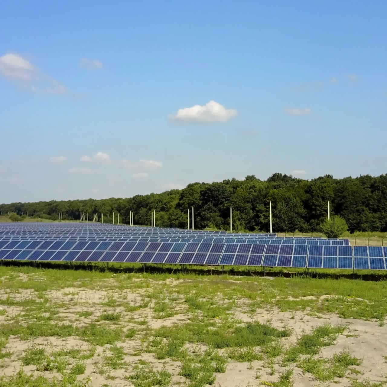 солнечные панели в поле