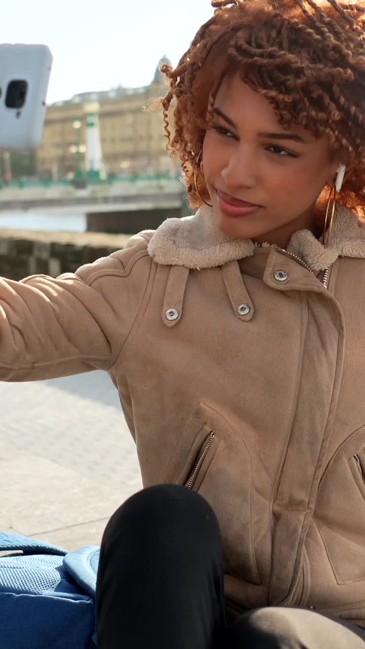Donna che si fa un selfie in città