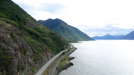 Vista-Aérea-De-La-Carretera-De-Conducción-De-Automóviles-A-Lo-Largo-De-La-Costa-De-Alaska,-Brazo-Turnagain