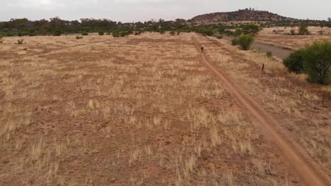 Drones-Vuelan-En-Reversa-Sobre-Un-Ciclista-De-Montaña-En-Un-Día-Nublado