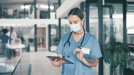 una joven médica que usa