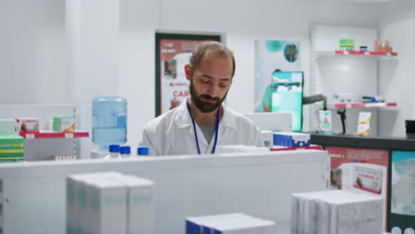 Farmacéutico-Haciendo-Inventario-Usando-Proyección-De-Holograma