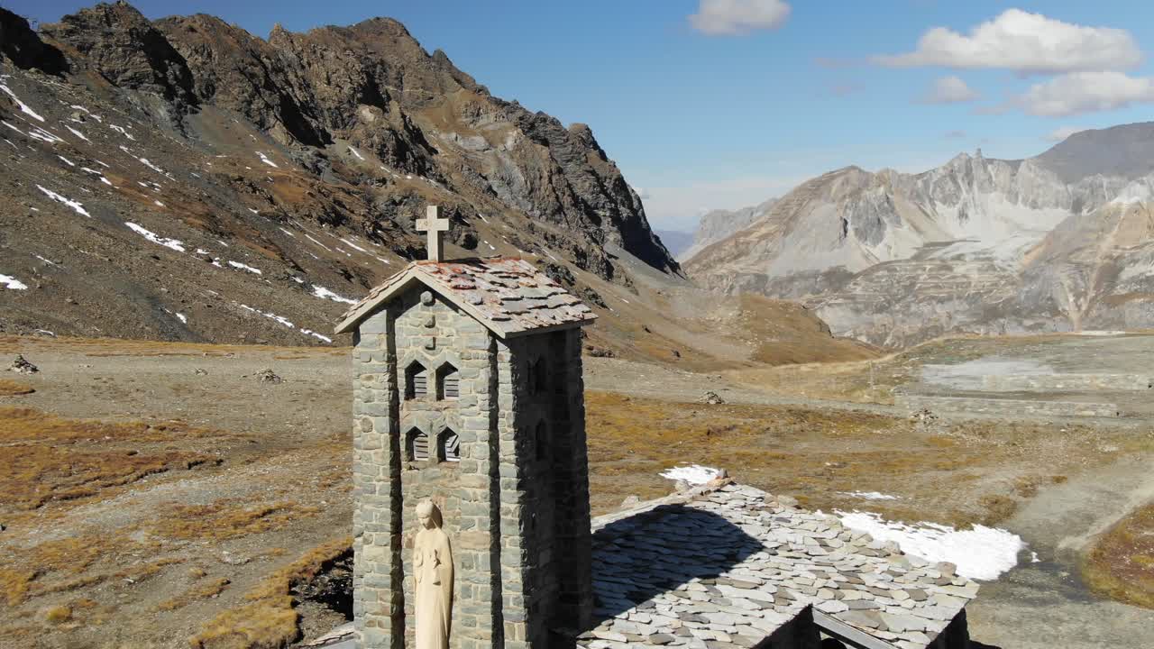 vista cinematográfica de la pequeña iglesia de piedra, puerto de montaña col de l'iseran, francia