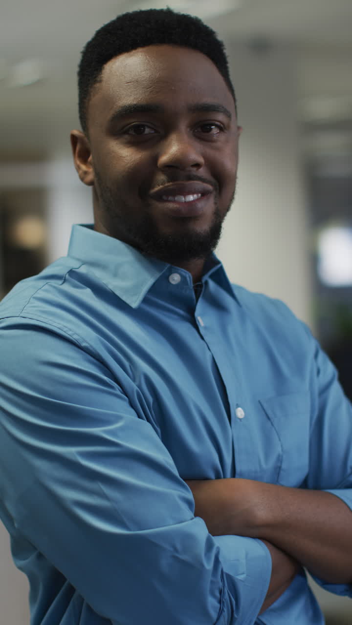 video vertical de un hombre de negocios afroamericano sonriendo a la cámara
