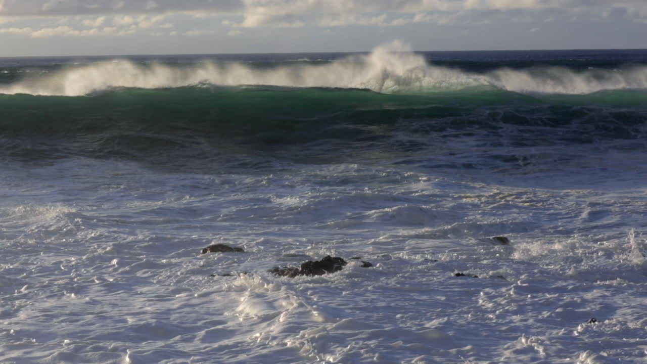 큰 폭풍에 뒤이어 바람에 씻긴 파도가 해변으로 굴러 들어옵니다