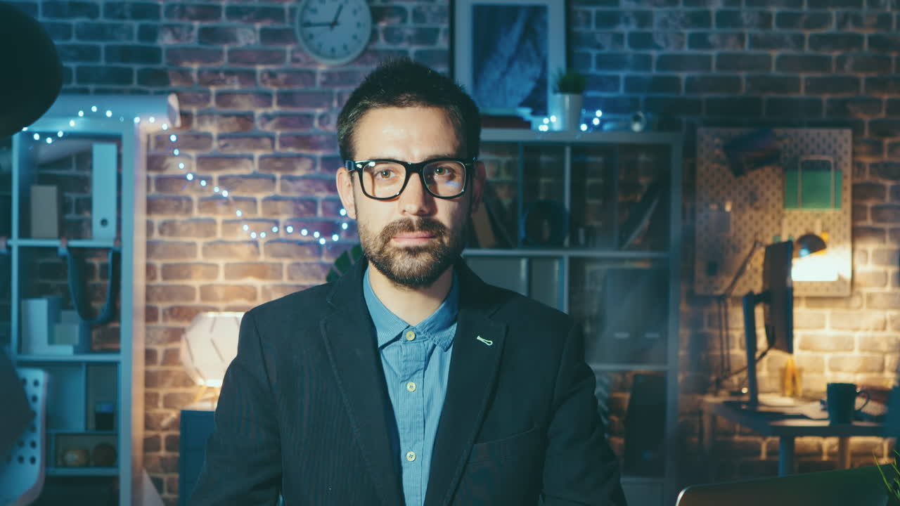 hombre de negocios trabajando hasta tarde en la oficina