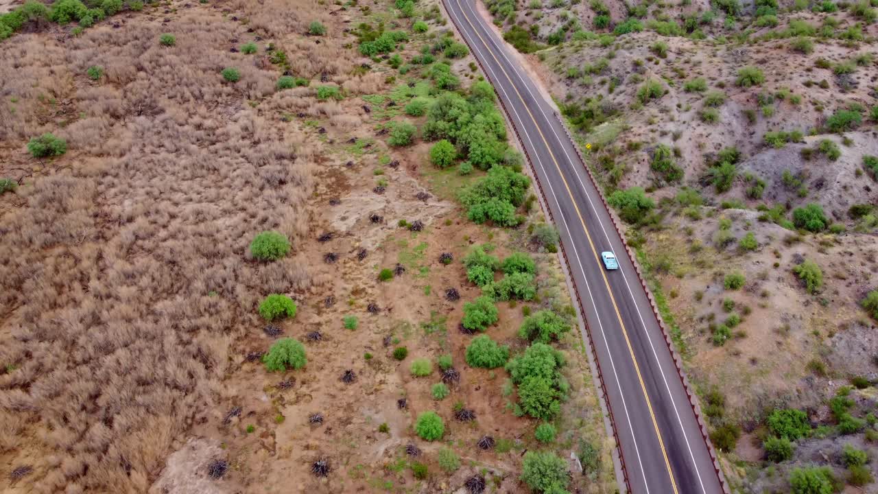 una camioneta clásica conduciendo en la autopista bush en arizona
