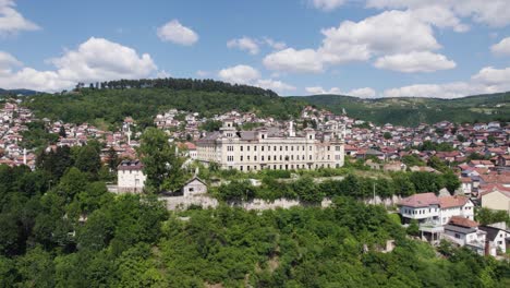 Jajce-Kasarna,-Sarajevo,-Bosnia:-Edificio-Histórico-En-Medio-De-Exuberantes-Colinas---Aéreo