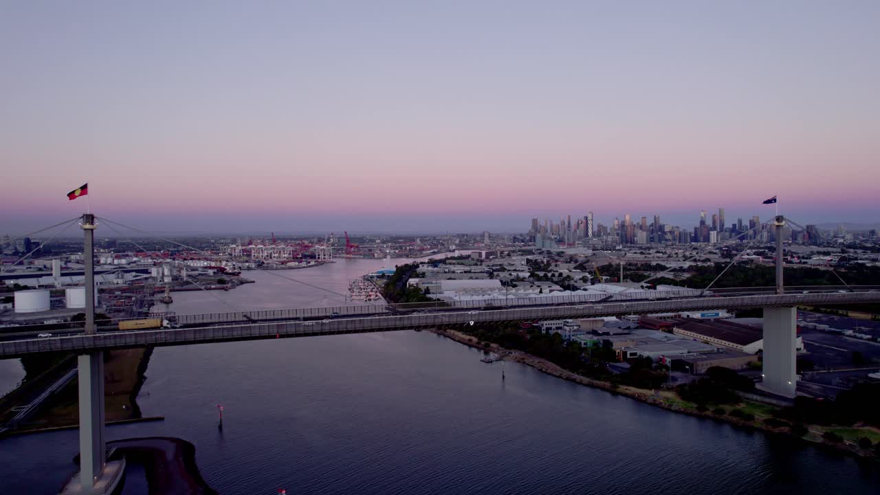 Veduta aerea del ponte Westgate al crepuscolo, Melbourne.