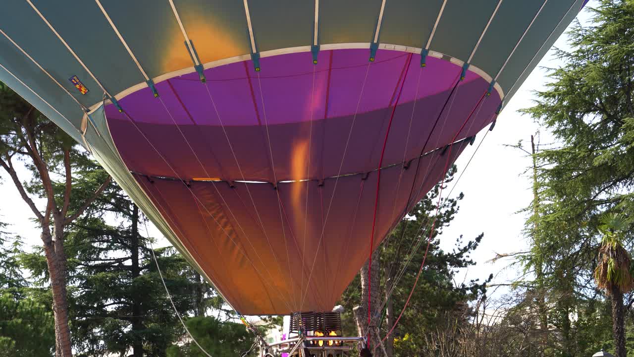 열기구 인플레이션:봄 햇살 가득한 푸른 하늘로 들어올릴 준비가 된 불꽃
