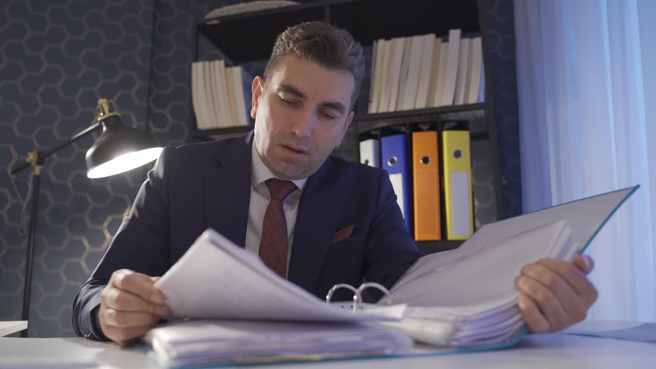 el hombre de negocios que trabaja hasta tarde se está quedando dormido.