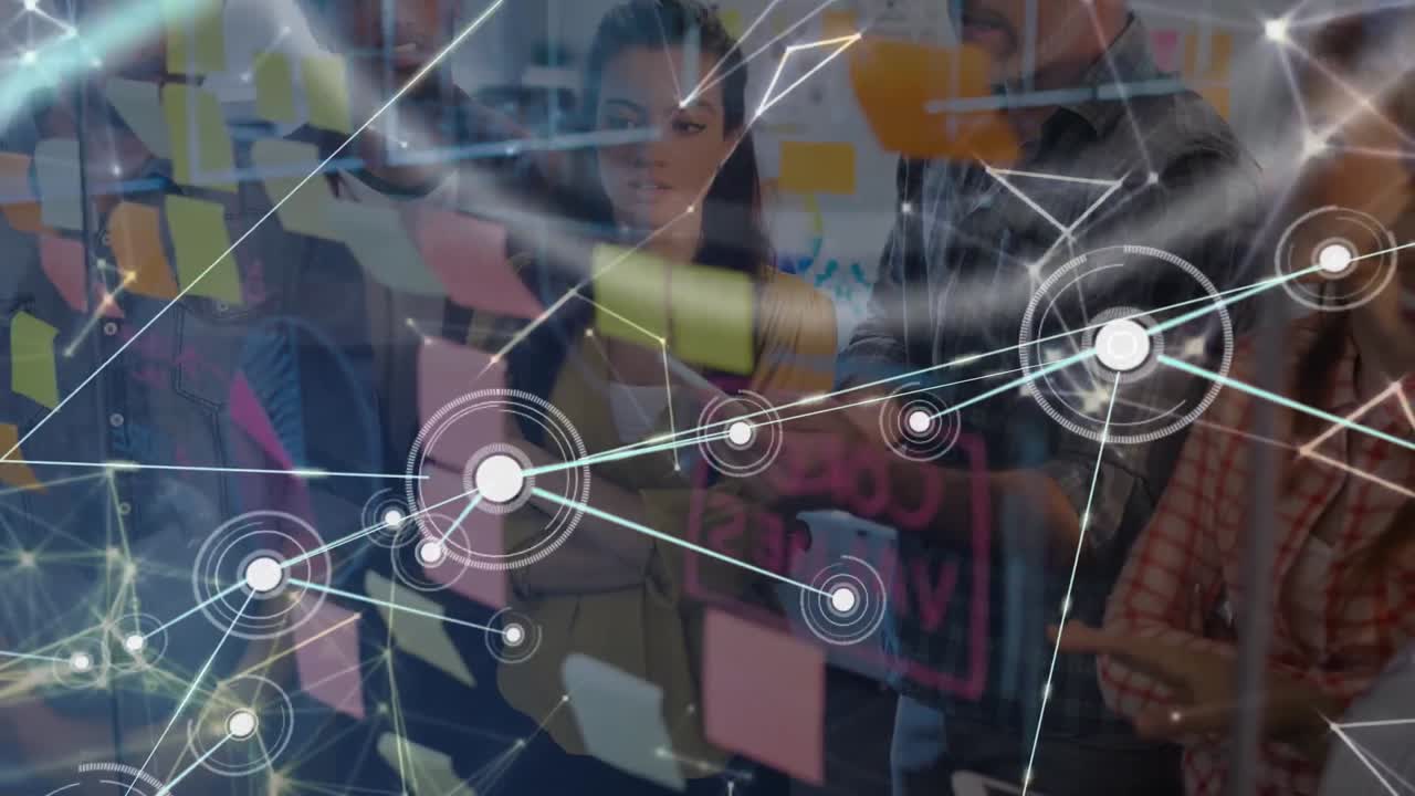 animación de una red de conexiones entre diversos colegas masculinos y femeninos de lluvia de ideas en la oficina