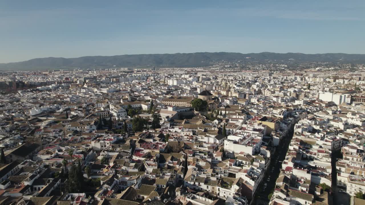 amplia vista aérea de la ciudad medieval de córdoba, españa