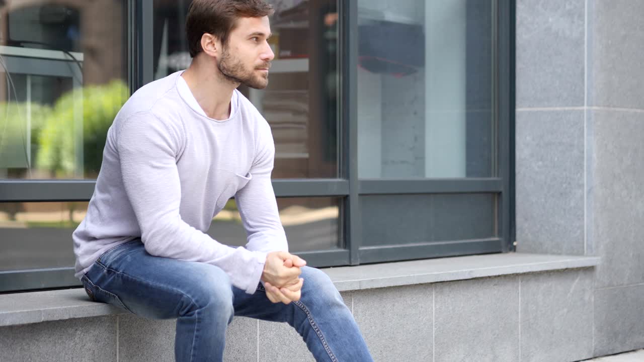 mujer de negocios seria viniendo y sentada fuera de la ventana de la oficina