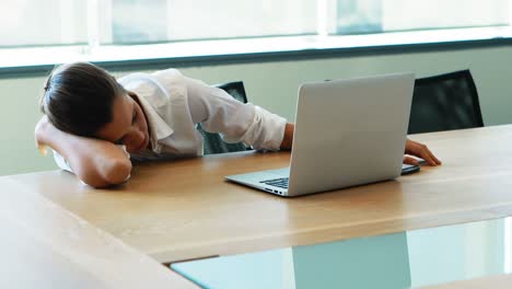 Intenté-Dormir-Con-Un-Ejecutivo-En-La-Sala-De-Conferencias