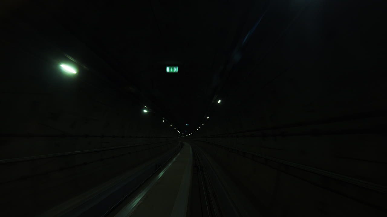 지하철이 역 근처로 이동하면서 속도가 느려지고 있습니다.