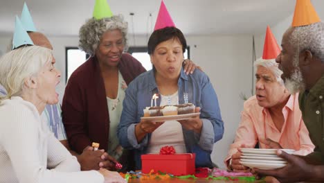 Felices-Personas-Mayores-Diversas-En-La-Fiesta-De-Cumpleaños-Con-Pastel-Y-Regalos-En-La-Casa-De-Retiro