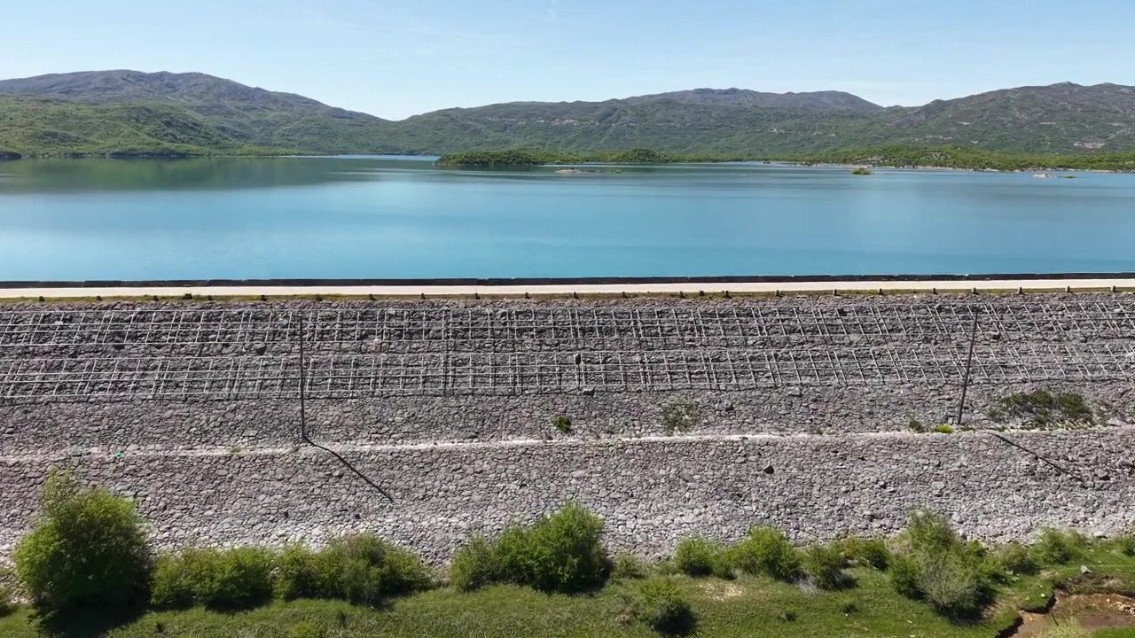 モンテネグロ、スラノ湖。晴れた日にダムと貯水池を映し出すドローンショット。